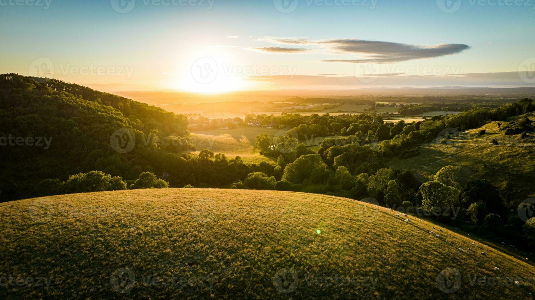 vue de le coucher du soleil de Haut de le colline dans été. photo