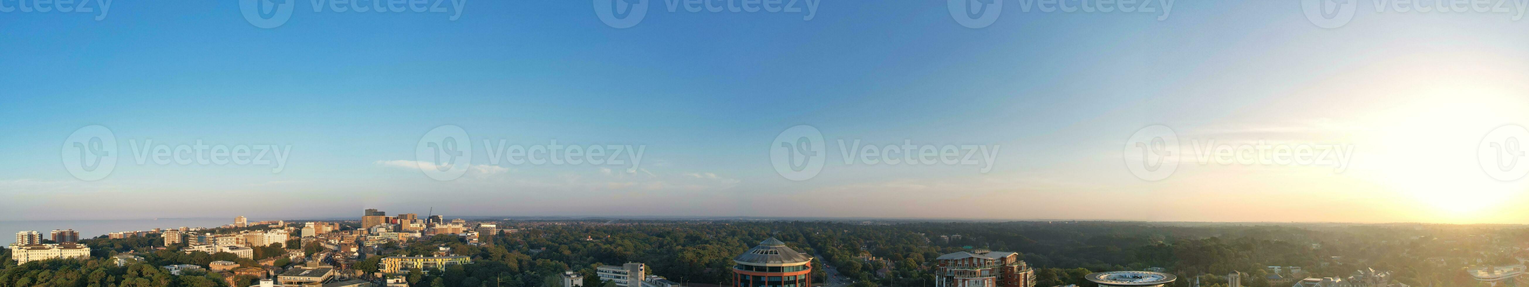 aérien panoramique vue de Britanique touristique attraction à mer vue de bournemouth ville de Angleterre génial Bretagne Royaume-Uni. haute angle image capturé avec drone caméra sur septembre 9ème, 2023 pendant le coucher du soleil photo