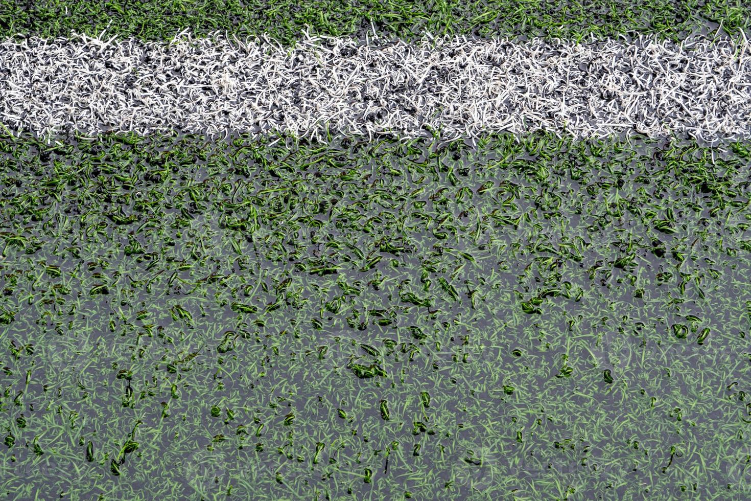 le terrain de football en gazon artificiel est inondé d'eau photo