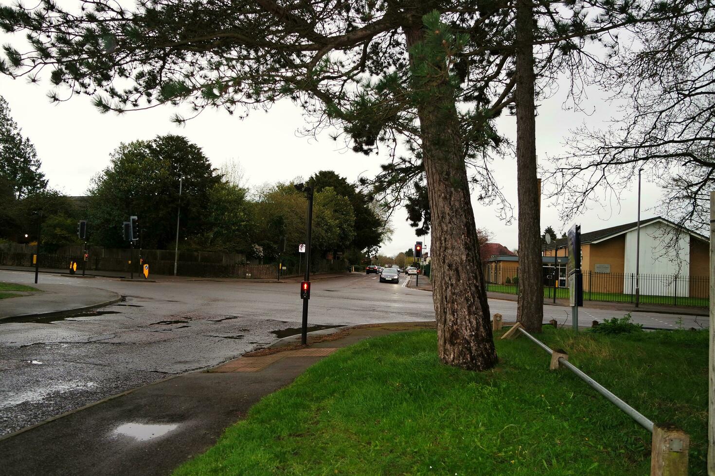 magnifique faible angle image de bois de stock Publique parc et le golf club. gens sont profiter le Britanique du froid temps pendant magnifique journée de avril 12e, 2023. luton, Angleterre Royaume-Uni photo