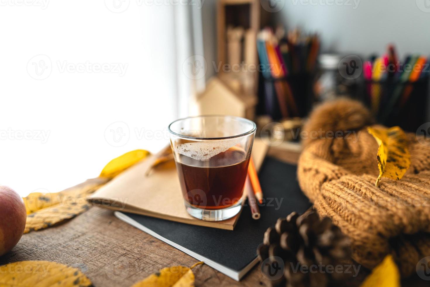 café dans une tasse sur le bureau en automne photo