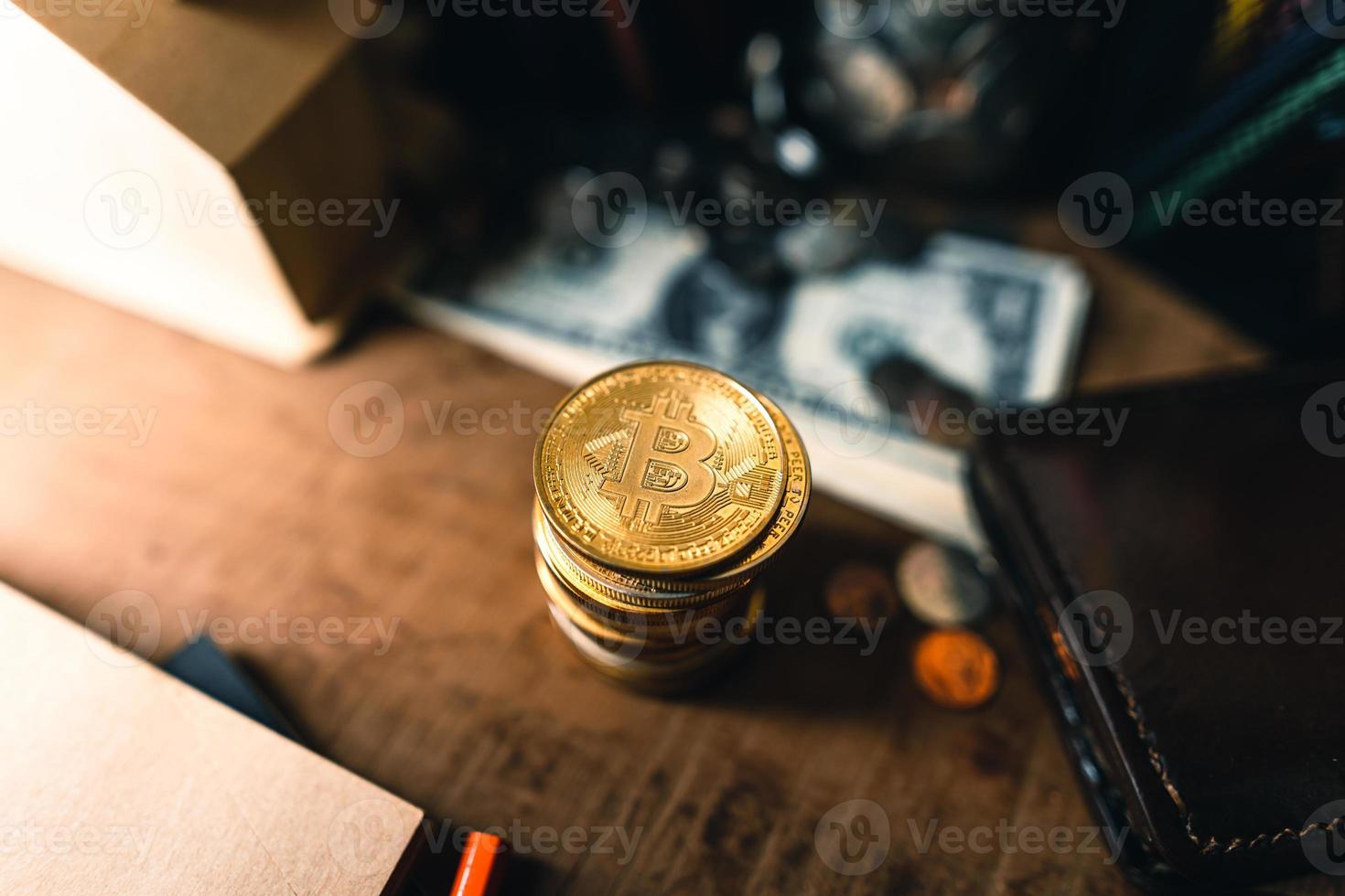 pièces de monnaie bitcoin sur un bureau en bois photo