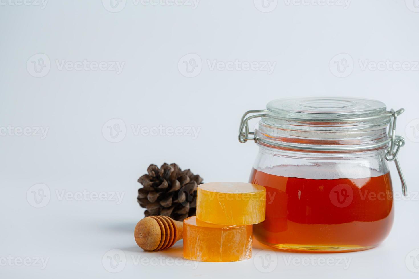 savon et sérum de soin de la peau naturels au miel et nid d'abeille posés photo