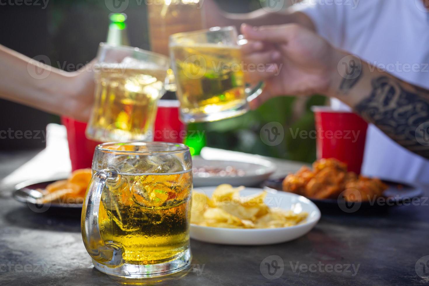 fête de la bière avec des amis à la maison, concept de la journée internationale de la bière. photo