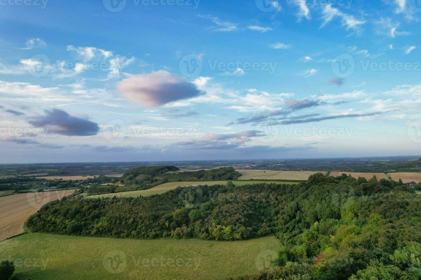 haute angle métrage de Britanique agricole fermes à campagne paysage proche luton ville de Angleterre génial Bretagne de Royaume-Uni. métrage a été capturé avec drone caméra sur août 19ème, 2023 photo