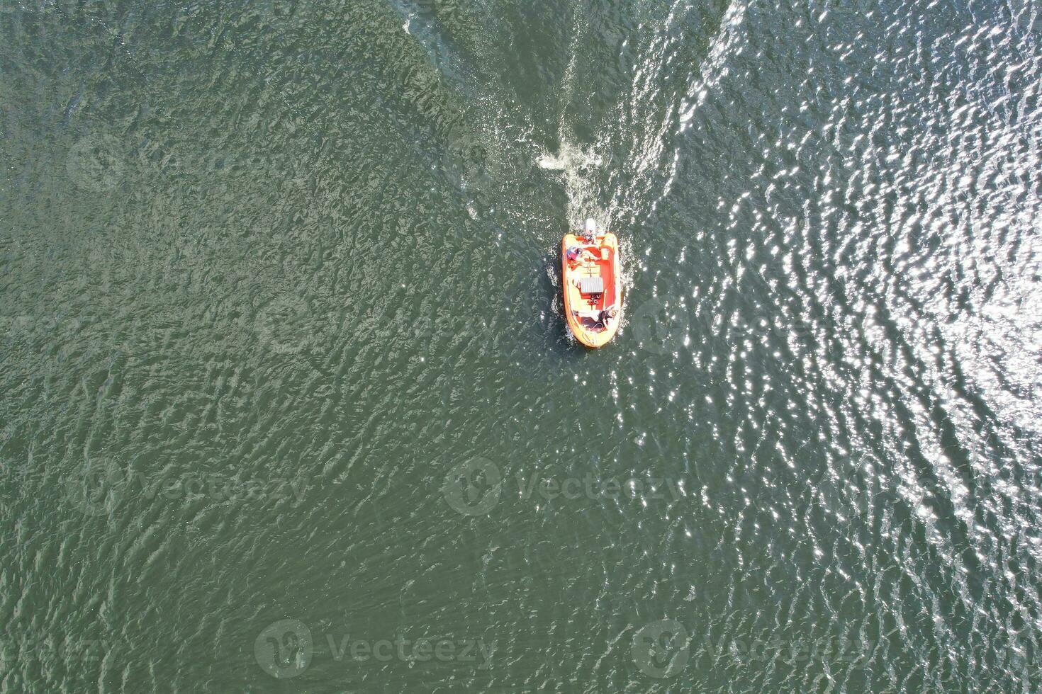 haute angle métrage de gens sont canotage à caldecotte Lac situé à Milton Keynes ville de Angleterre génial Bretagne Royaume-Uni. le aérien paysage a été capturé sur août 21, 2023 avec drone caméra photo