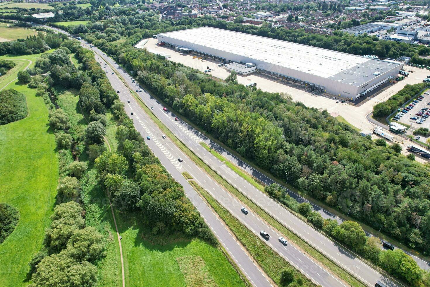 haute angle métrage de Britanique route et circulation à caldecotte Lac de Milton Keynes ville de Angleterre génial Grande-Bretagne, magnifique vue capturé sur août 21, 2023 avec drone caméra pendant ensoleillé journée photo