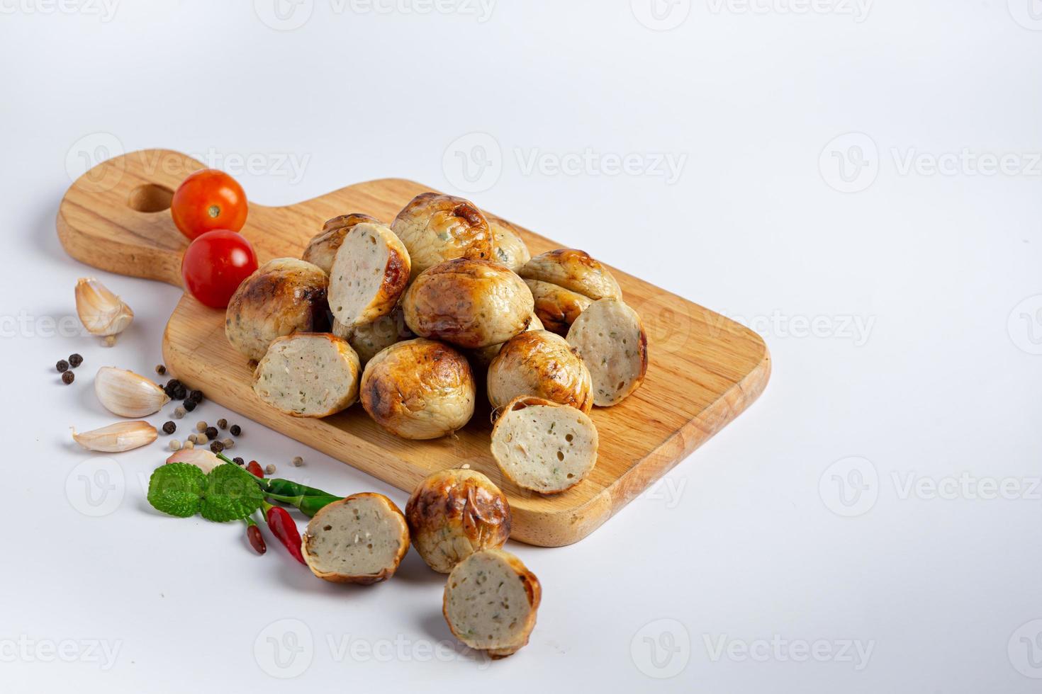 saucisses isaan placées sur une planche à découper en bois photo