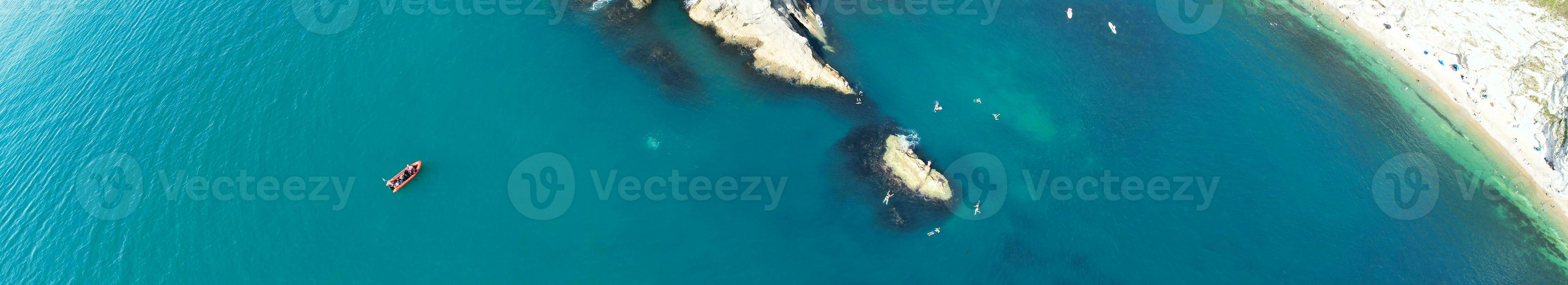 gens à plus magnifique haute angle vue de Britanique paysage et mer vue de durdle porte plage de Angleterre génial Grande-Bretagne, Royaume-Uni. image a été capturé avec drone caméra sur septembre 9ème, 2023 photo