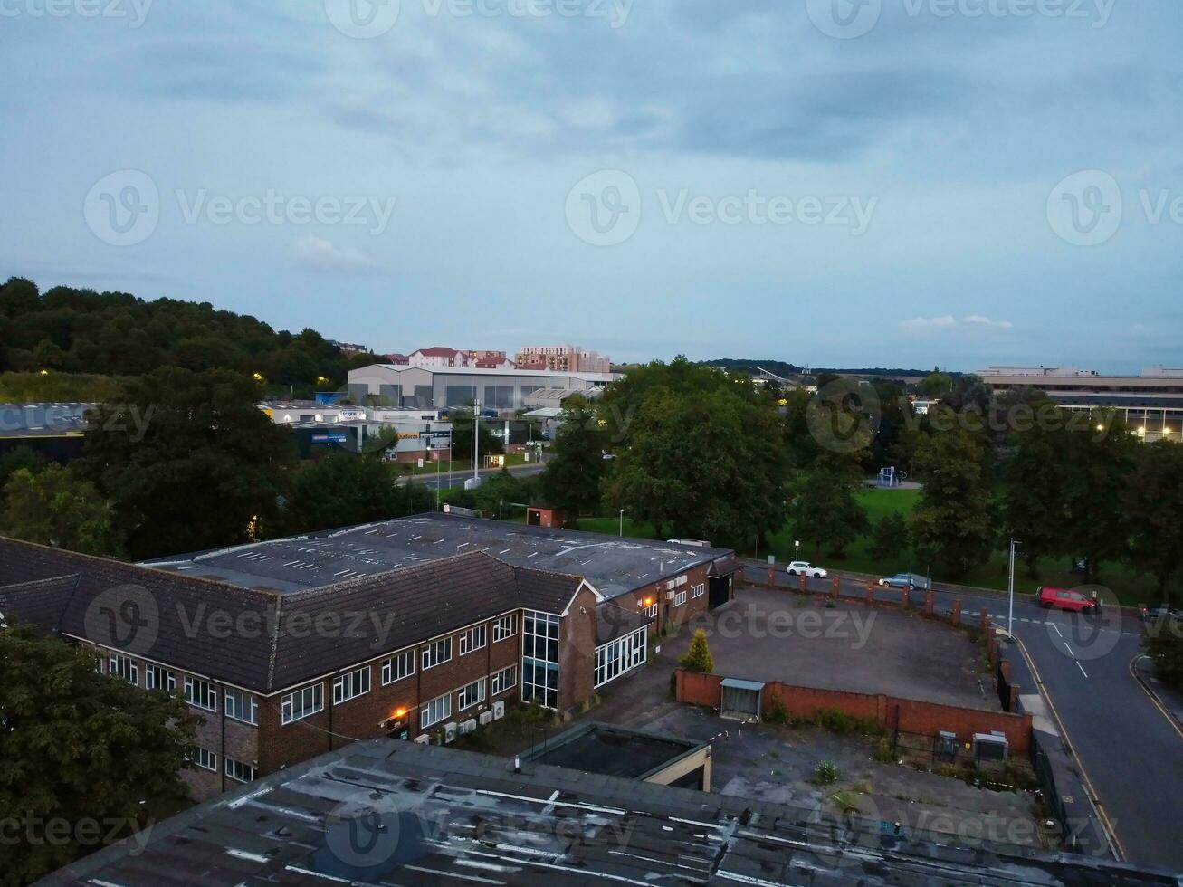 aérien vue de illuminé luton ville de Angleterre Royaume-Uni après le coucher du soleil pendant nuit de été. image a été capturé avec drone caméra sur SEP 1er, 2023 photo