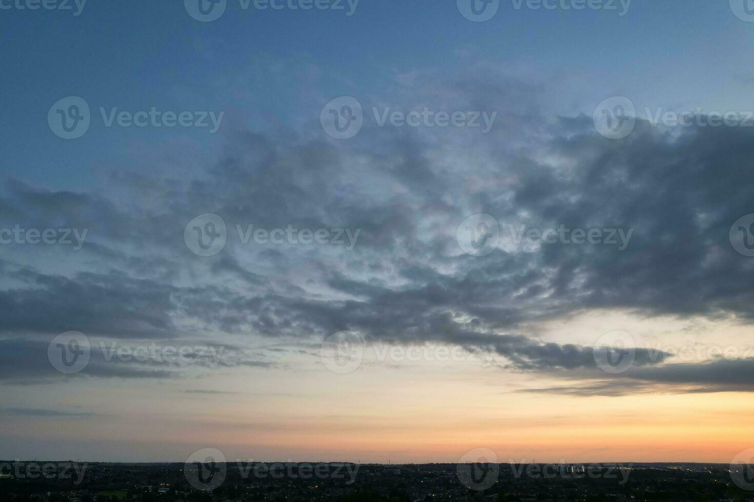 plus magnifique vue de ciel et spectaculaire des nuages plus de luton ville de Angleterre Royaume-Uni pendant le coucher du soleil. photo