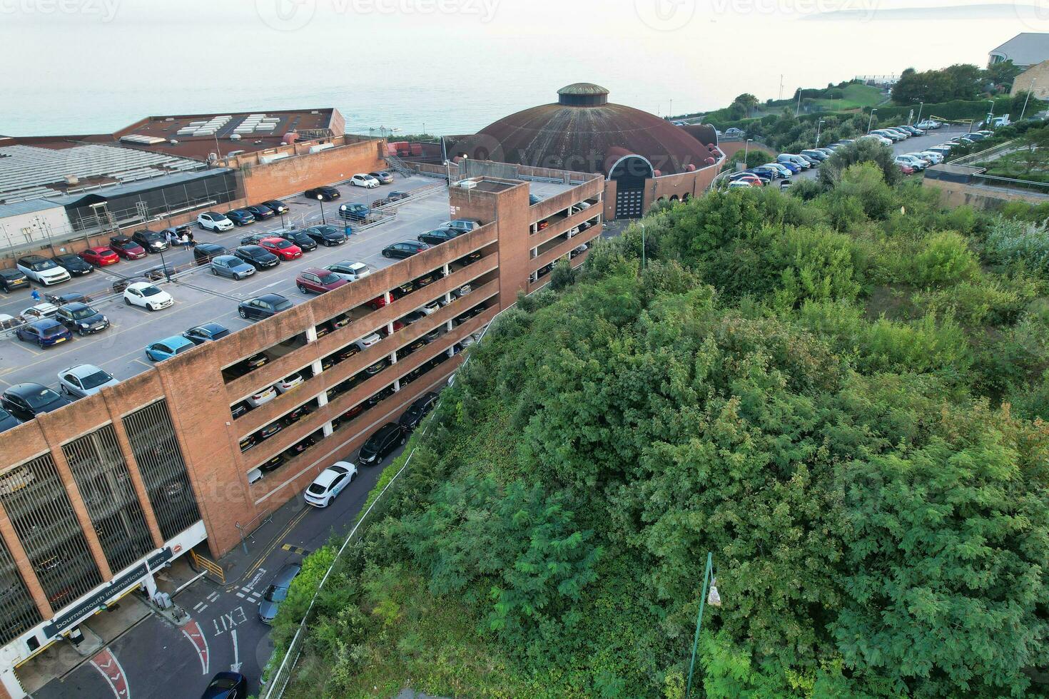 magnifique aérien métrage de Britanique touristique attraction à mer vue de bournemouth ville de Angleterre génial Bretagne Royaume-Uni. haute angle image capturé avec drone caméra sur septembre 9ème, 2023 pendant le coucher du soleil photo