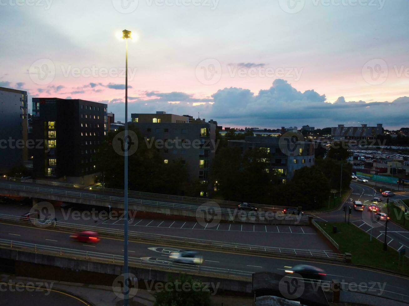 aérien vue de illuminé luton ville de Angleterre Royaume-Uni après le coucher du soleil pendant nuit de été. image a été capturé avec drone caméra sur SEP 1er, 2023 photo