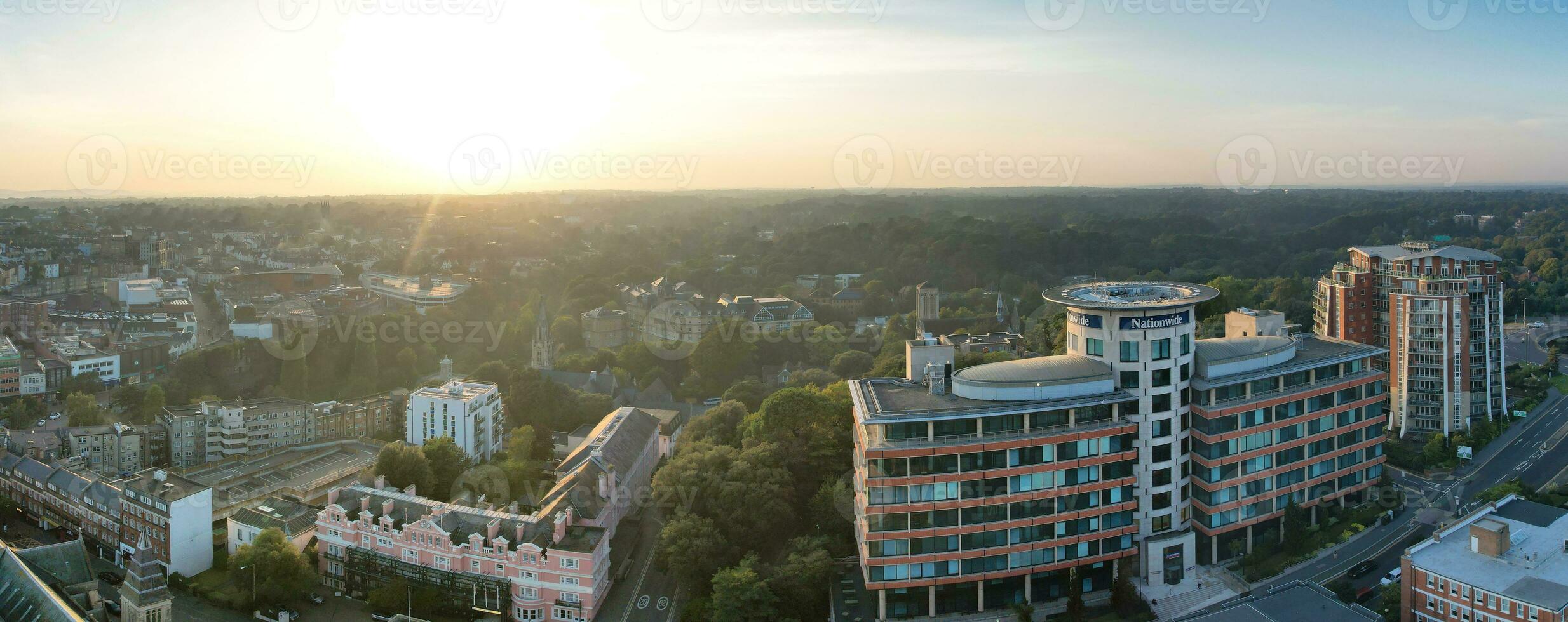 aérien panoramique vue de Britanique touristique attraction à mer vue de bournemouth ville de Angleterre génial Bretagne Royaume-Uni. haute angle image capturé avec drone caméra sur septembre 9ème, 2023 pendant le coucher du soleil photo