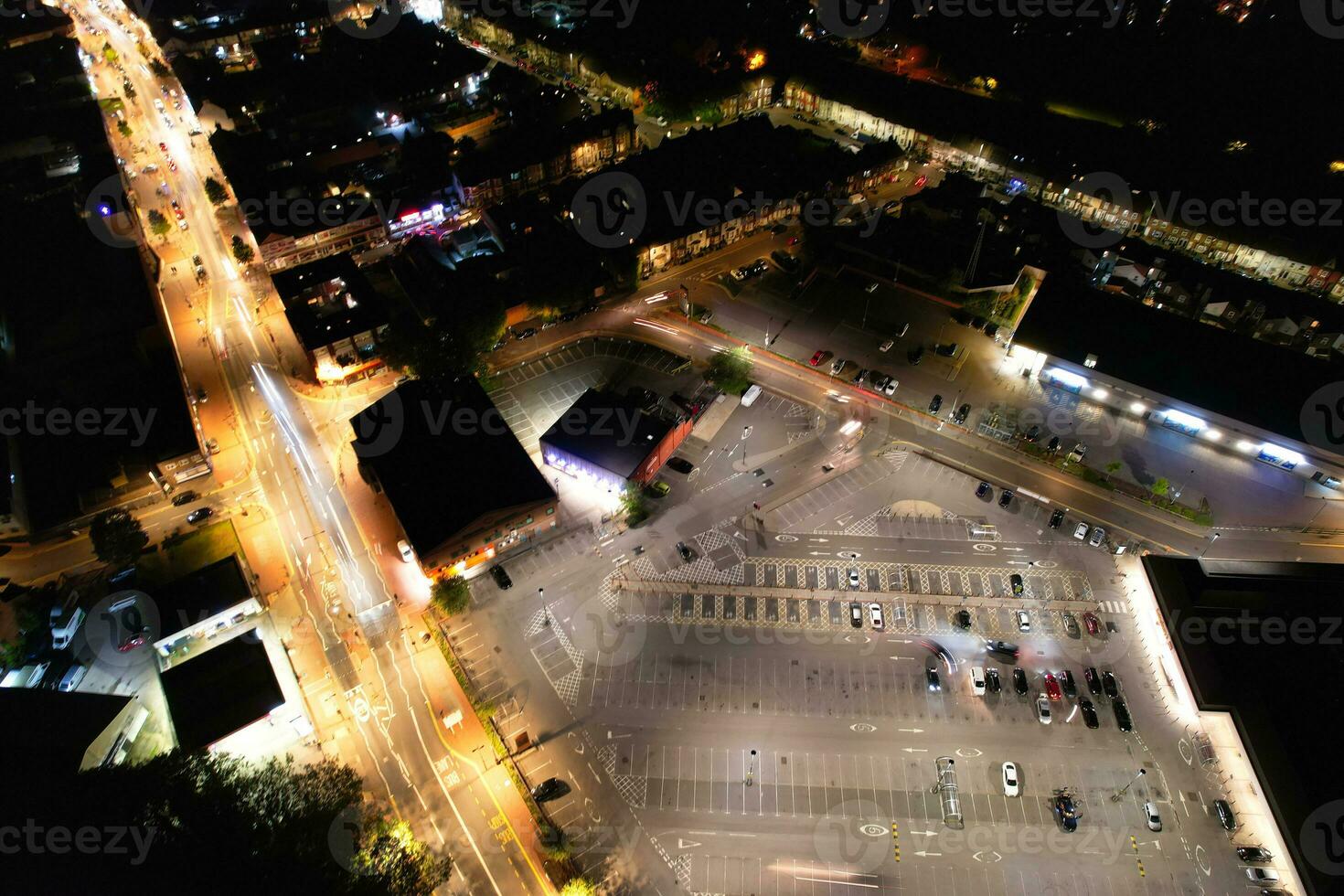 aérien vue de illuminé centre ville bâtiments, routes et central luton ville de Angleterre Royaume-Uni à début de clair temps nuit de septembre 5ème, 2023 photo