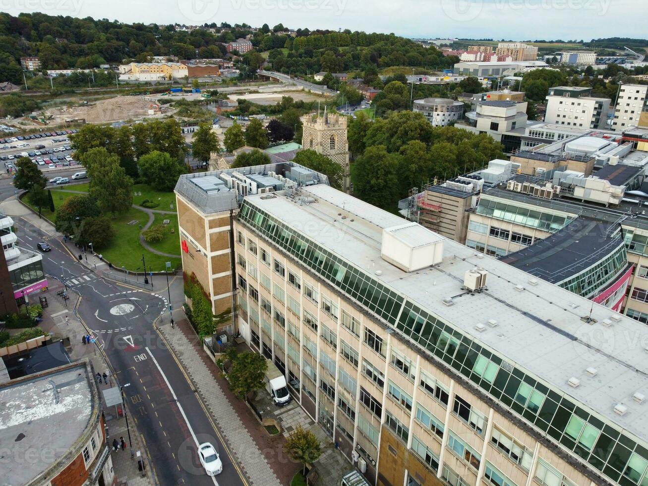 haute angle vue de Sud est centre ville et central luton ville et commercial district pendant le coucher du soleil. le image a été capturé avec drone caméra sur septembre 1er, 2023 photo