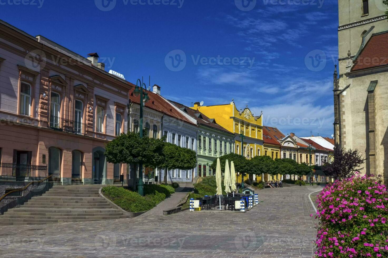 historique Maisons et st. nicolas église, présov, la slovaquie photo