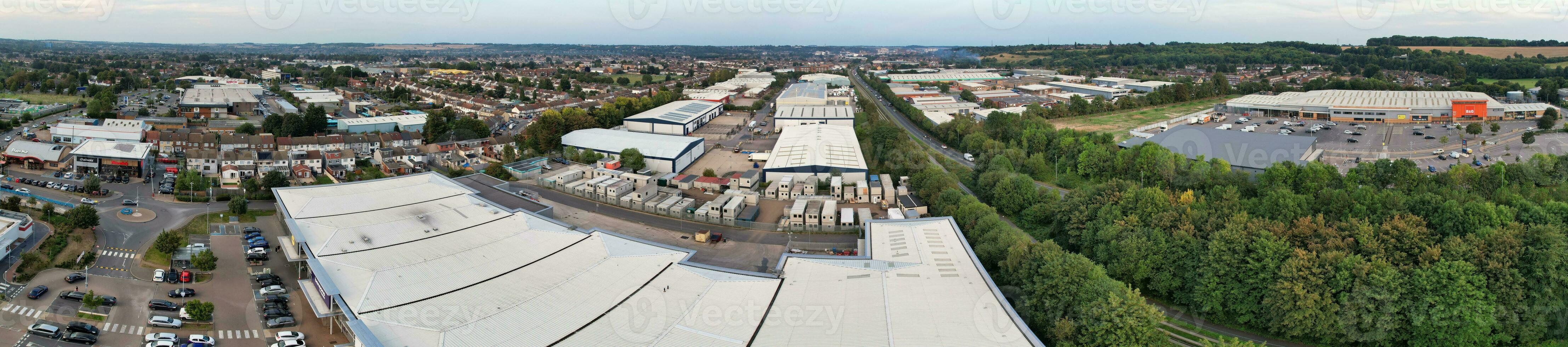 aérien vue de Résidentiel maisons et industriel biens combiné à s'attarder route près Farley collines luton ville, Angleterre Royaume-Uni. le haute angle métrage a été capturé avec drone caméra sur septembre 7ème, 2023 photo