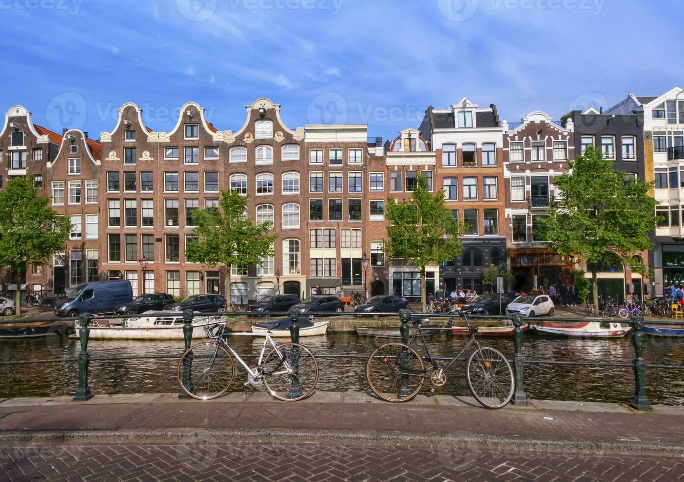 typique bâtiments, canal et vélos dans amsterdam, Pays-Bas photo