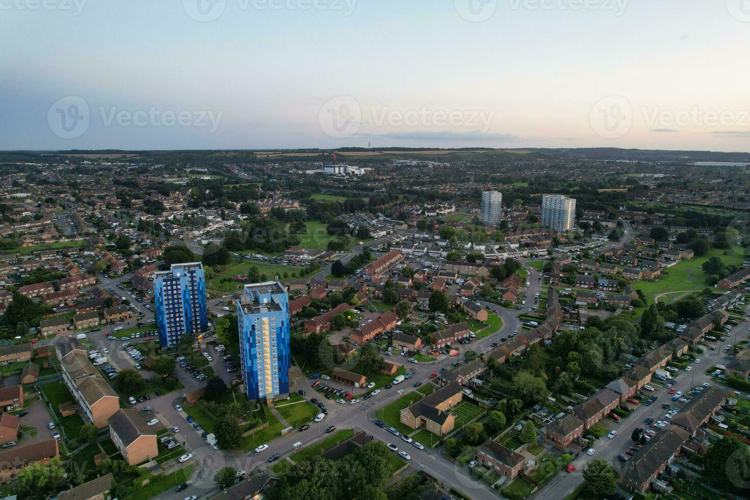 aérien vue de Résidentiel réel biens maisons à est de luton ville de Angleterre, génial grande-bretagne. métrage a été capturé avec drone caméra sur août 19ème, 2023 pendant le coucher du soleil temps. photo