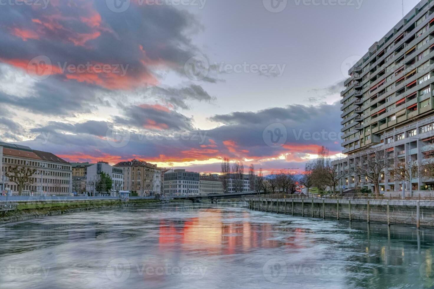 rhone rivière, sous terre pont et bâtiments, Genève, Suisse, hdr photo