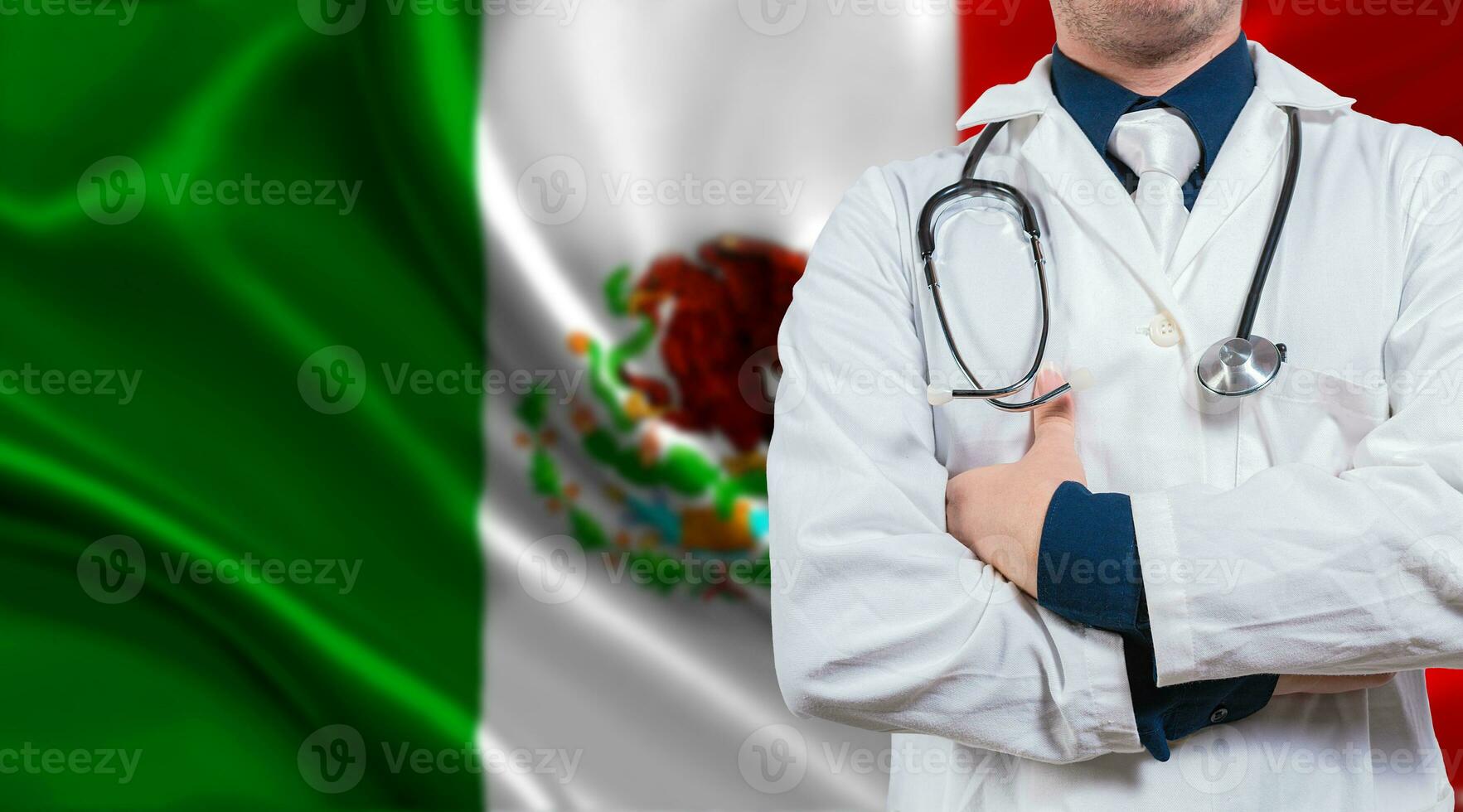 médecin avec stéthoscope sur Mexique drapeau. médecin avec bras franchi sur Mexique drapeau Contexte. médical santé et se soucier sur mexicain drapeau photo