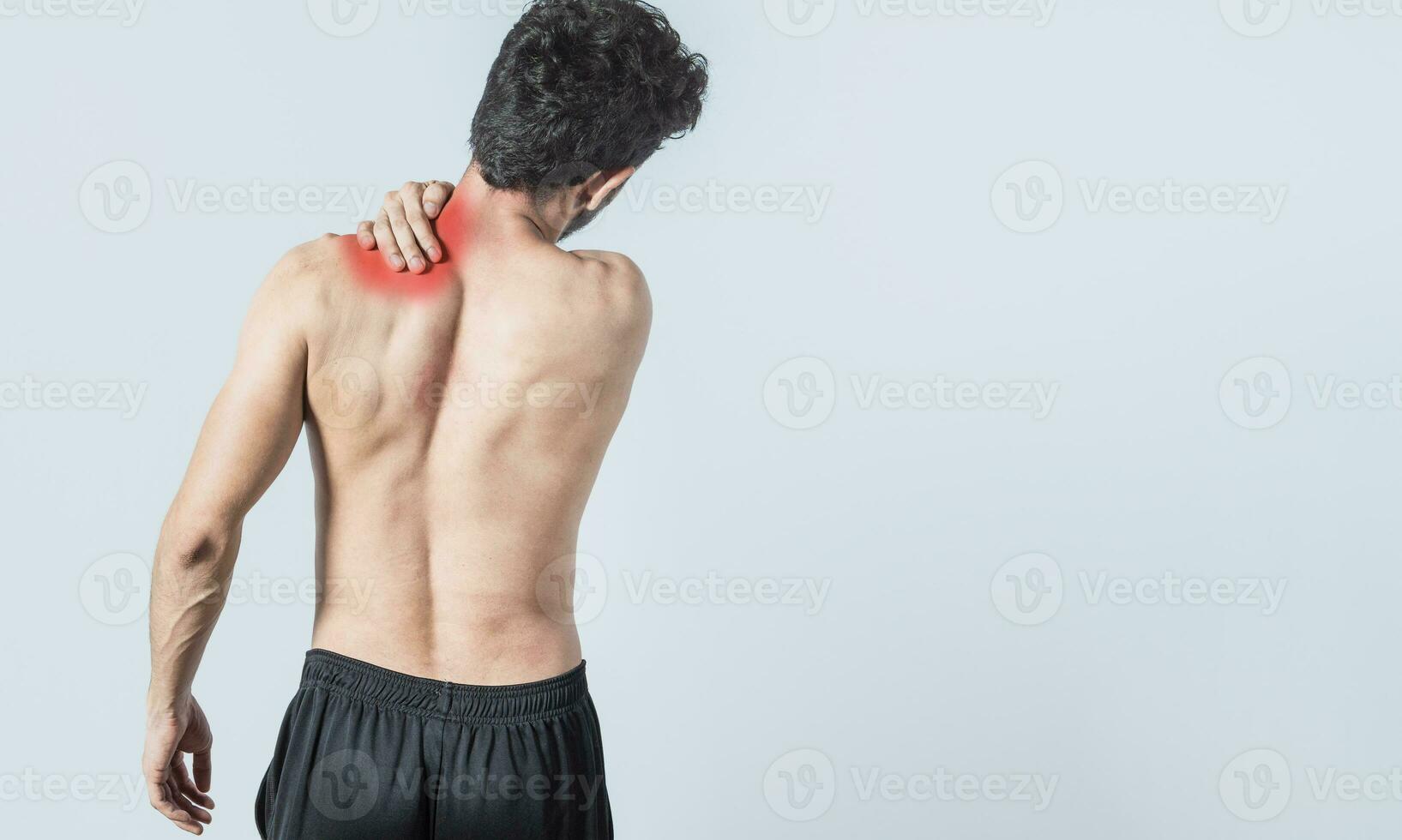 torse nu homme avec cou douleur, homme avec cou douleur sur isolé arrière-plan, cou douleur et stress concept, homme avec cou muscle douleur photo