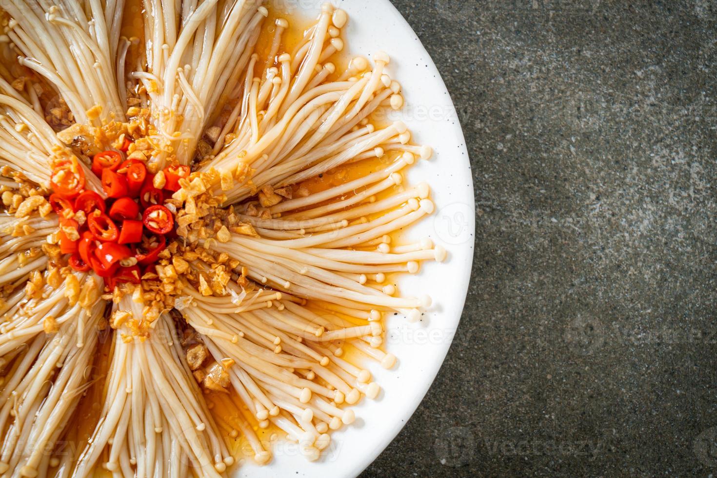 champignons à l'aiguille d'or cuits à la vapeur maison ou enokitake avec sauce soja, piment et ail photo