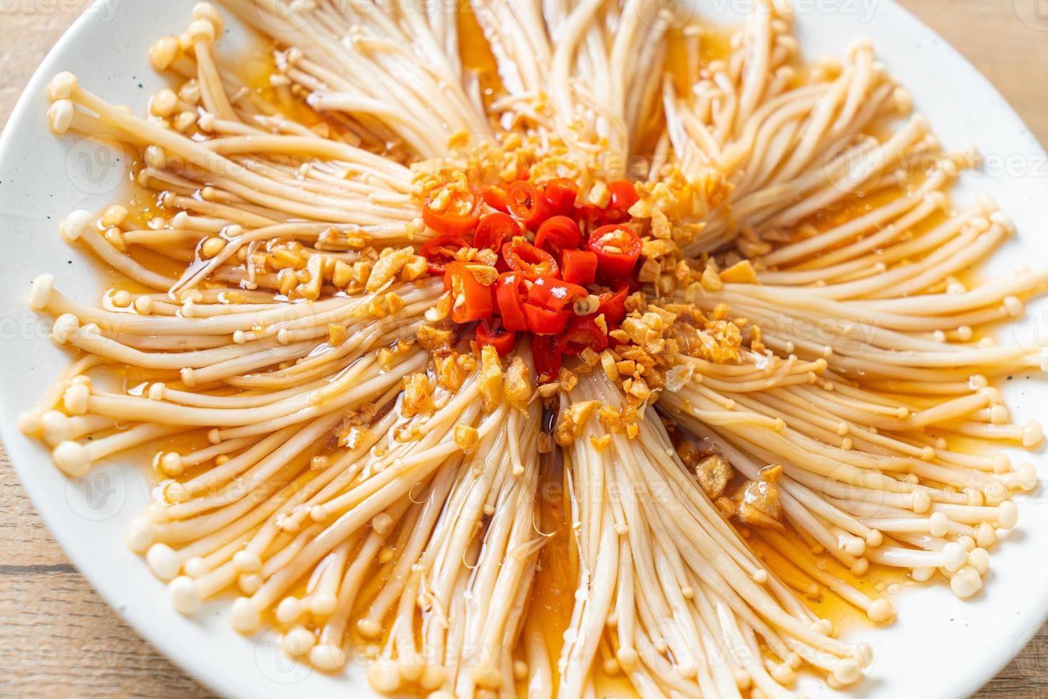 champignons à l'aiguille d'or cuits à la vapeur maison ou enokitake avec sauce soja, piment et ail photo