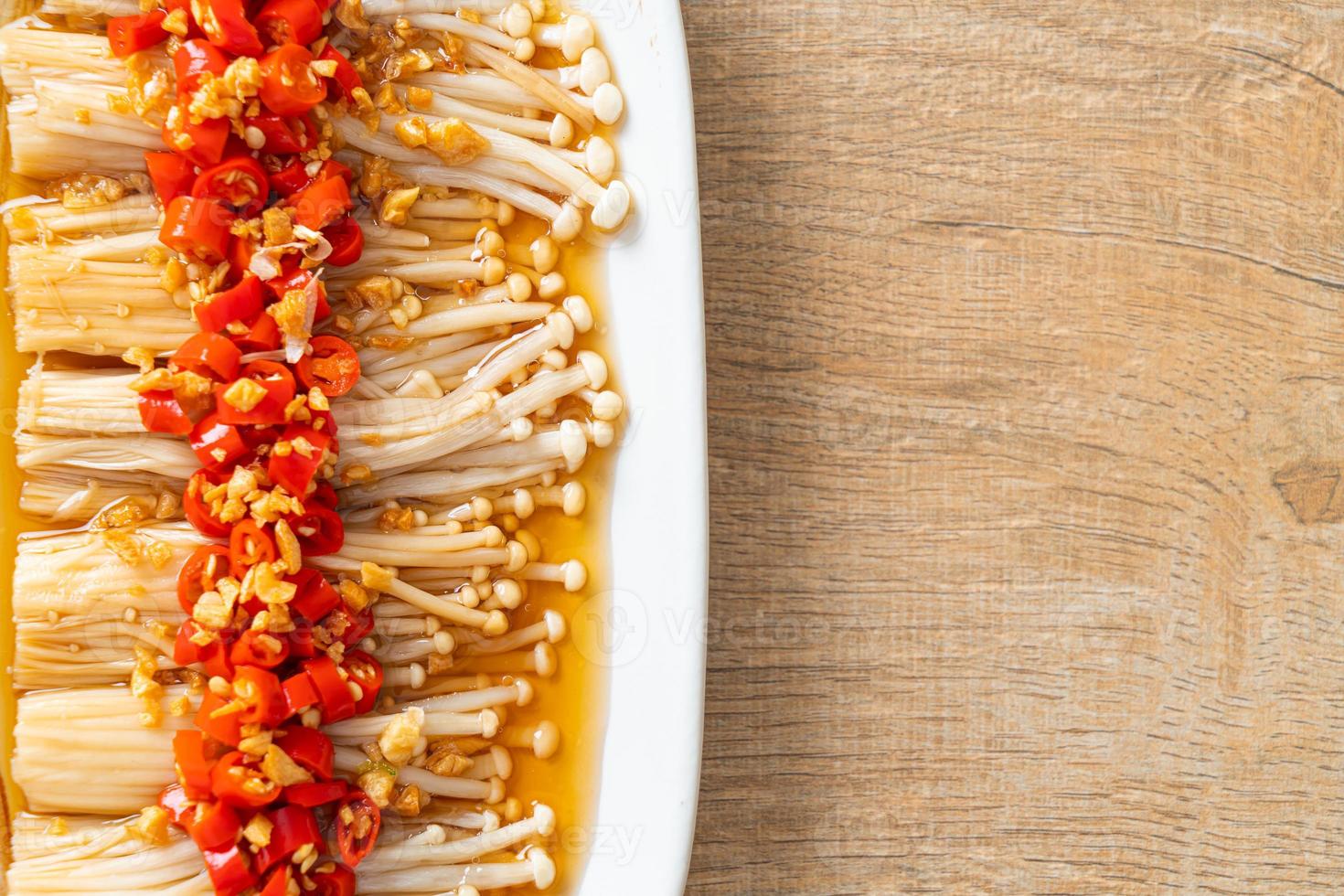 champignons à l'aiguille d'or cuits à la vapeur maison ou enokitake avec sauce soja, piment et ail photo