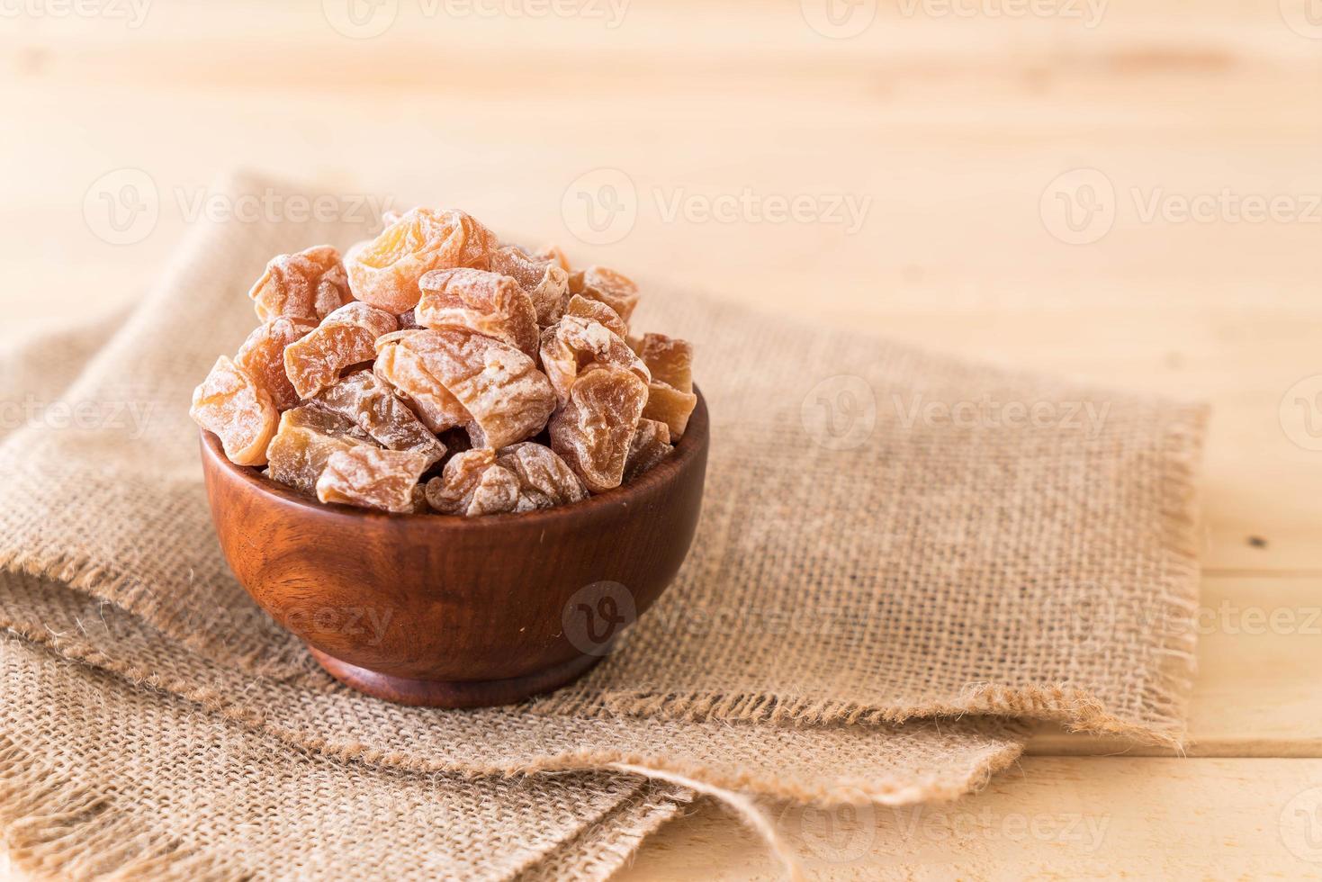 prunes séchées dans un bol en bois photo