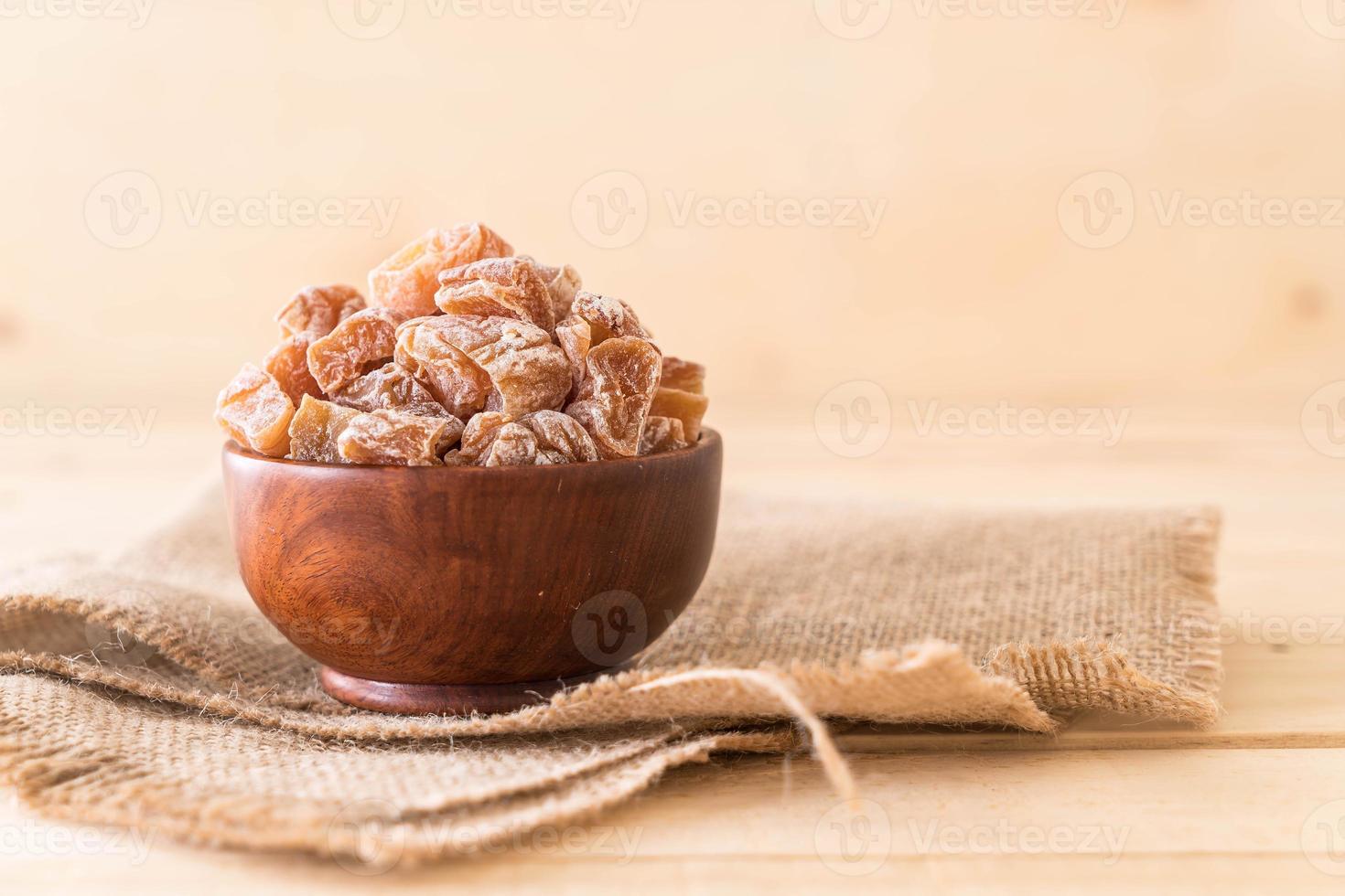 prunes séchées dans un bol en bois photo