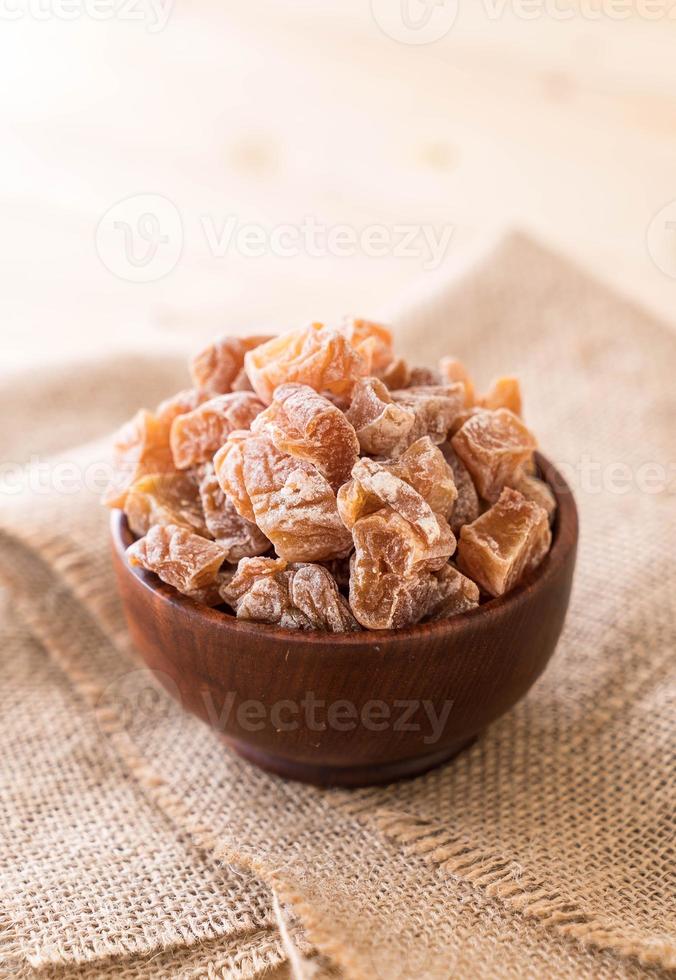 prunes séchées dans un bol en bois photo