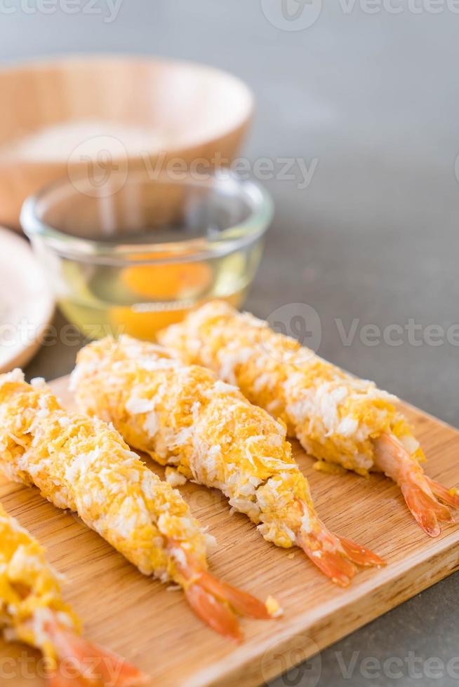 crevettes panées sur planche de bois avec des ingrédients photo