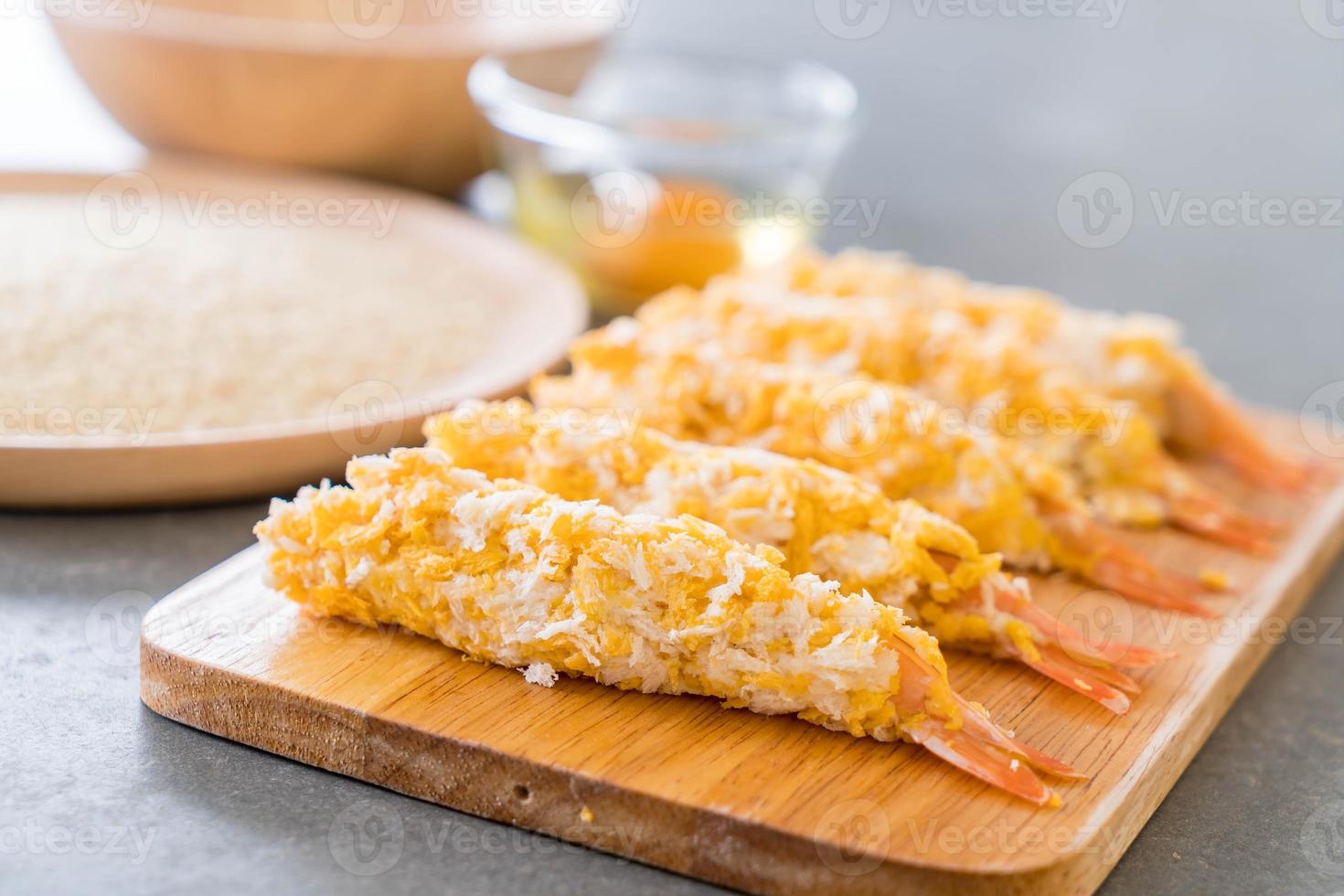 crevettes panées sur planche de bois avec des ingrédients photo