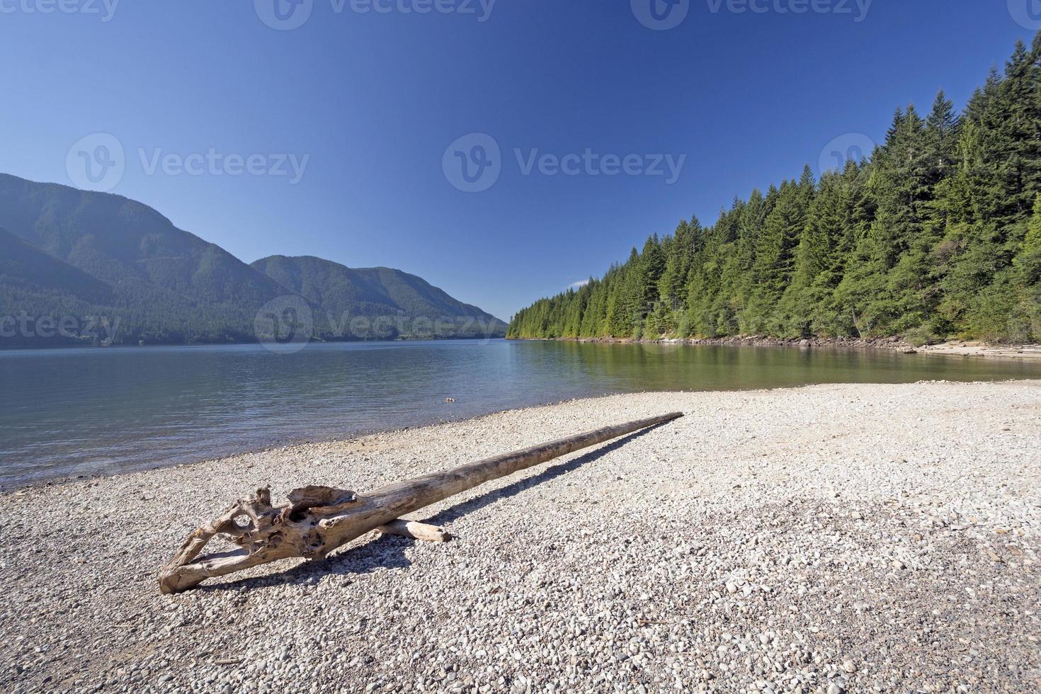 lac de montagne par temps clair photo