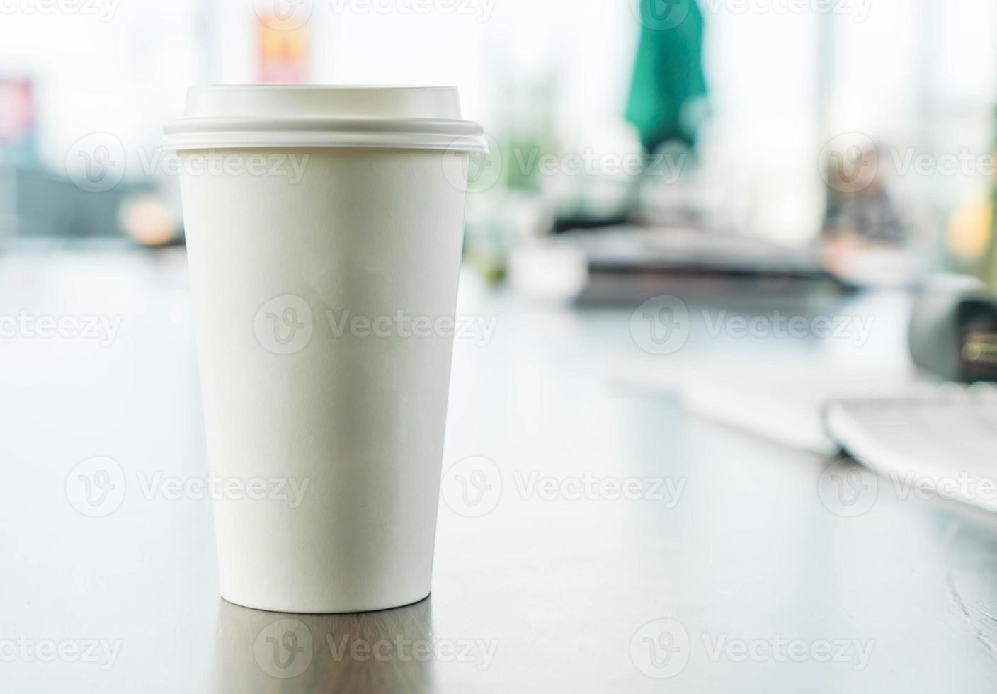 tasse de café chaud dans un café photo