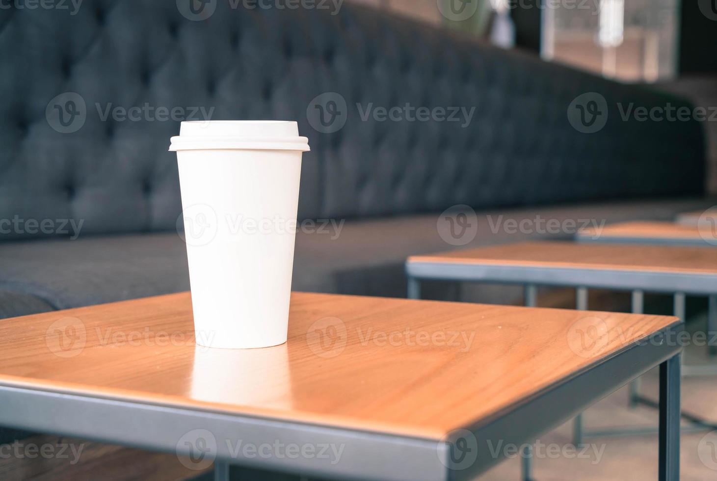 tasse de café chaud dans un café photo