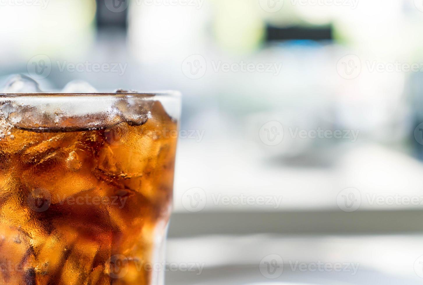 verre de cola glacé sur la table photo