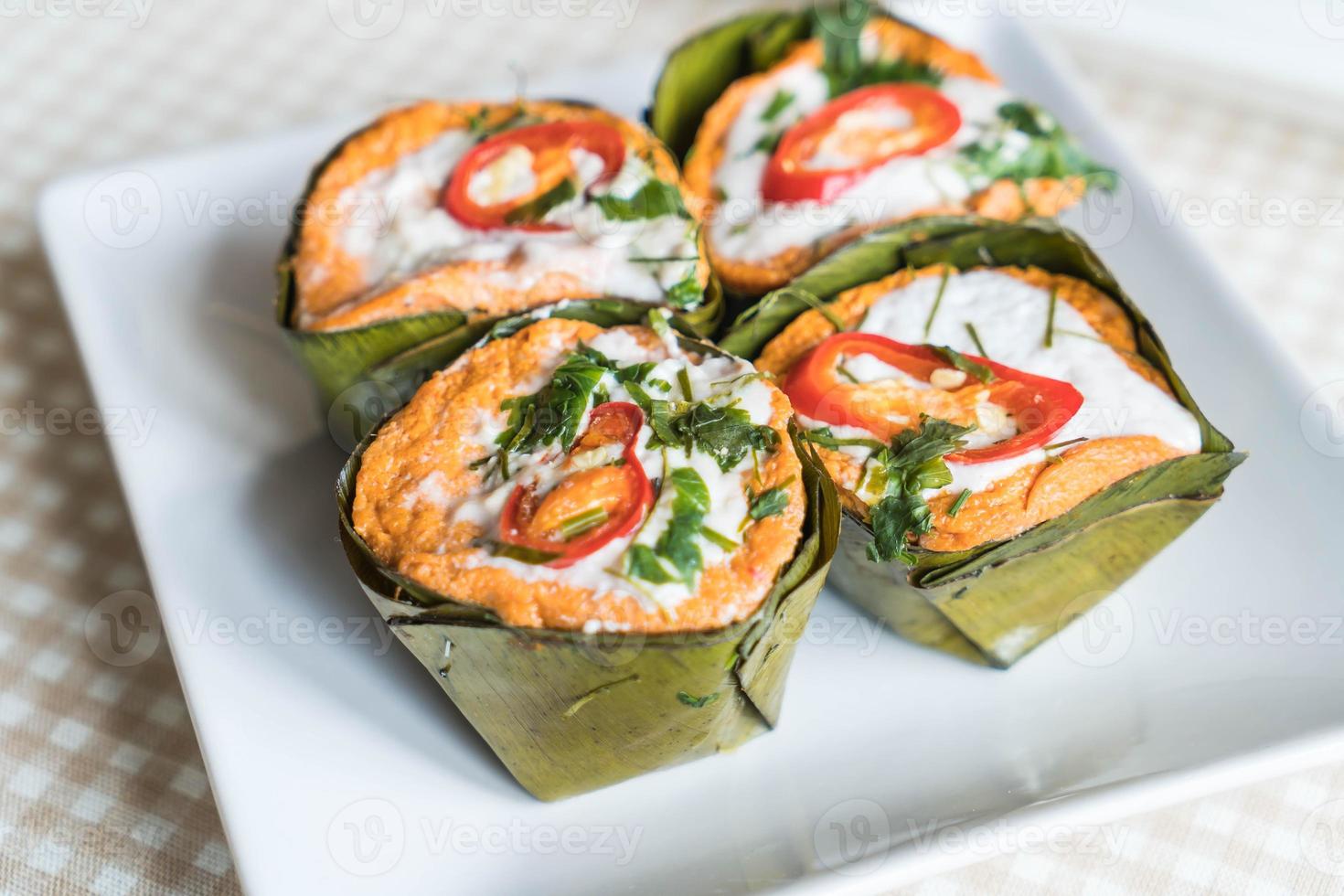 poisson au curry thaï cuit à la vapeur sur la table photo