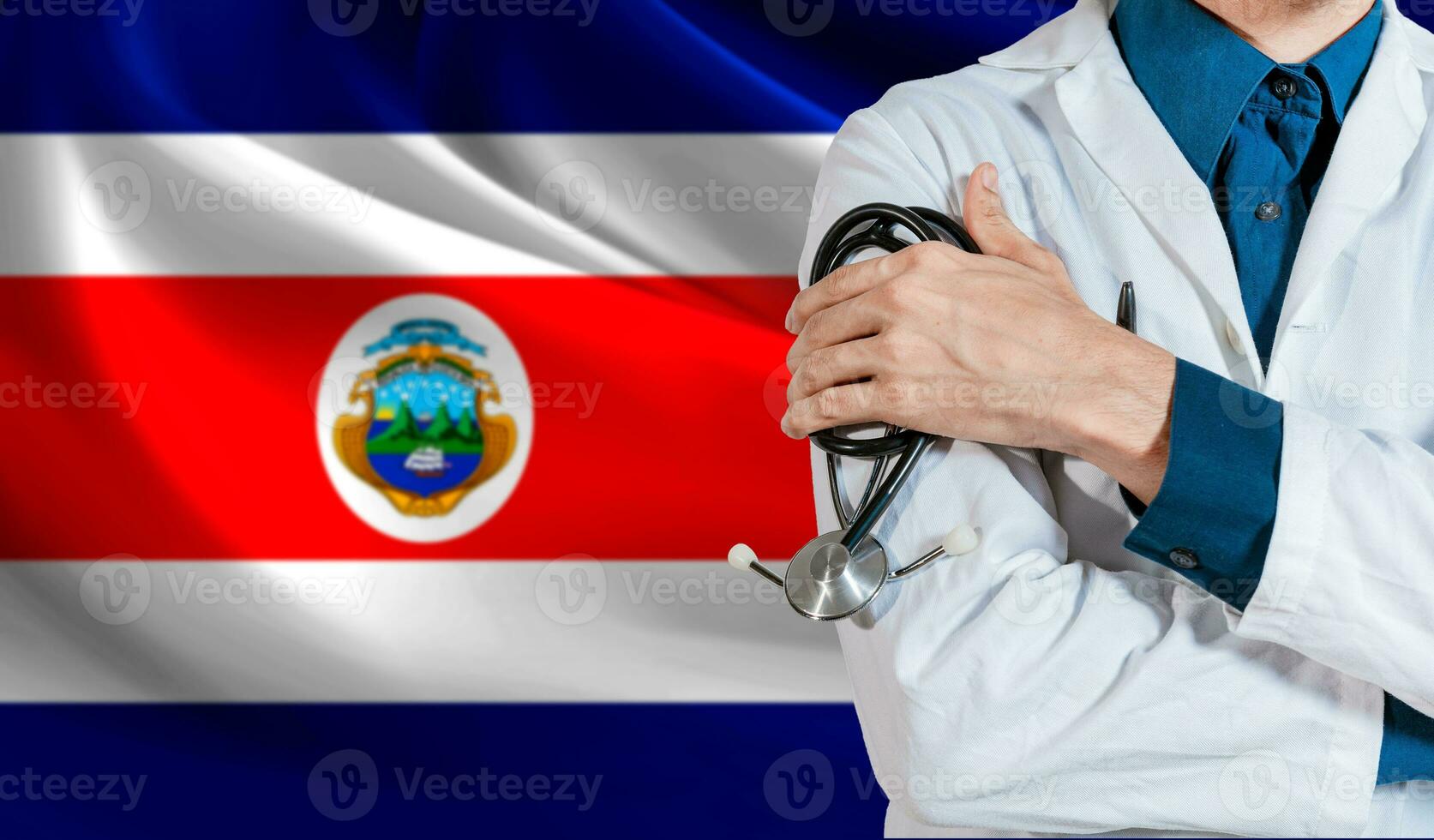 médecin avec stéthoscope sur costa rica drapeau. santé et se soucier avec drapeau de costa rica. costa rica nationale santé concept photo