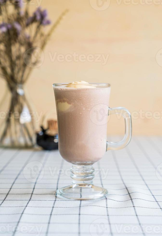 frappe au chocolat avec glace à la vanille sur le dessus photo