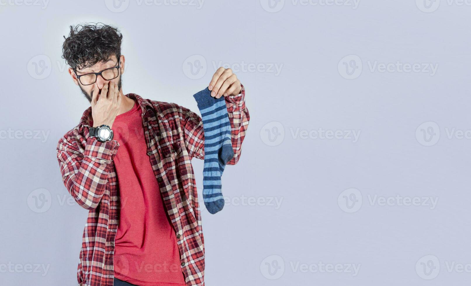 Un Homme Avec Une Chaussette à La Main Couvrant Son Nez Un Gars