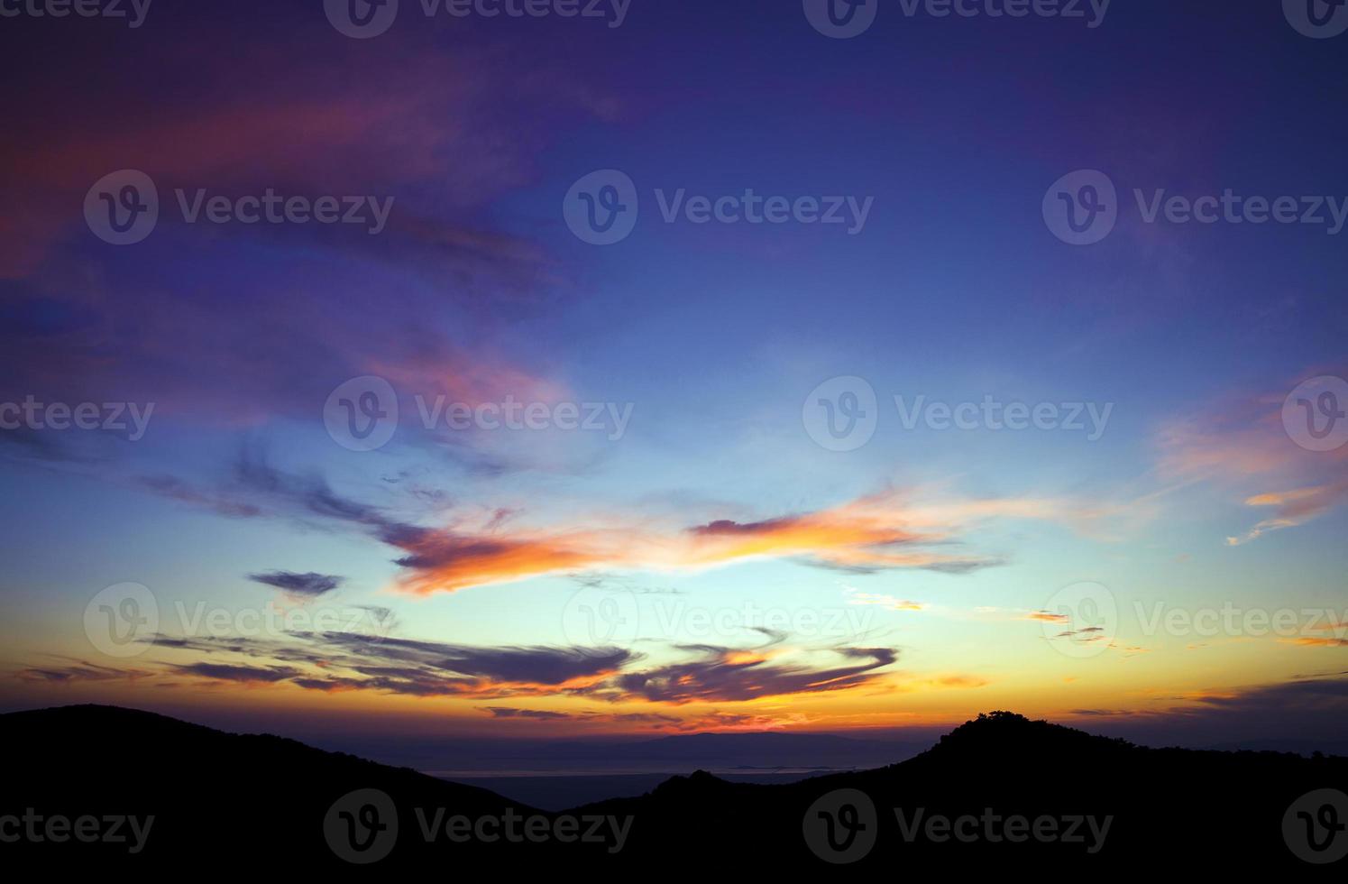 nuages doux sombres et brillants sur le ciel photo