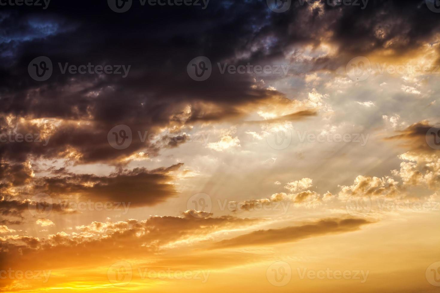 nuages doux sombres et brillants sur le ciel photo