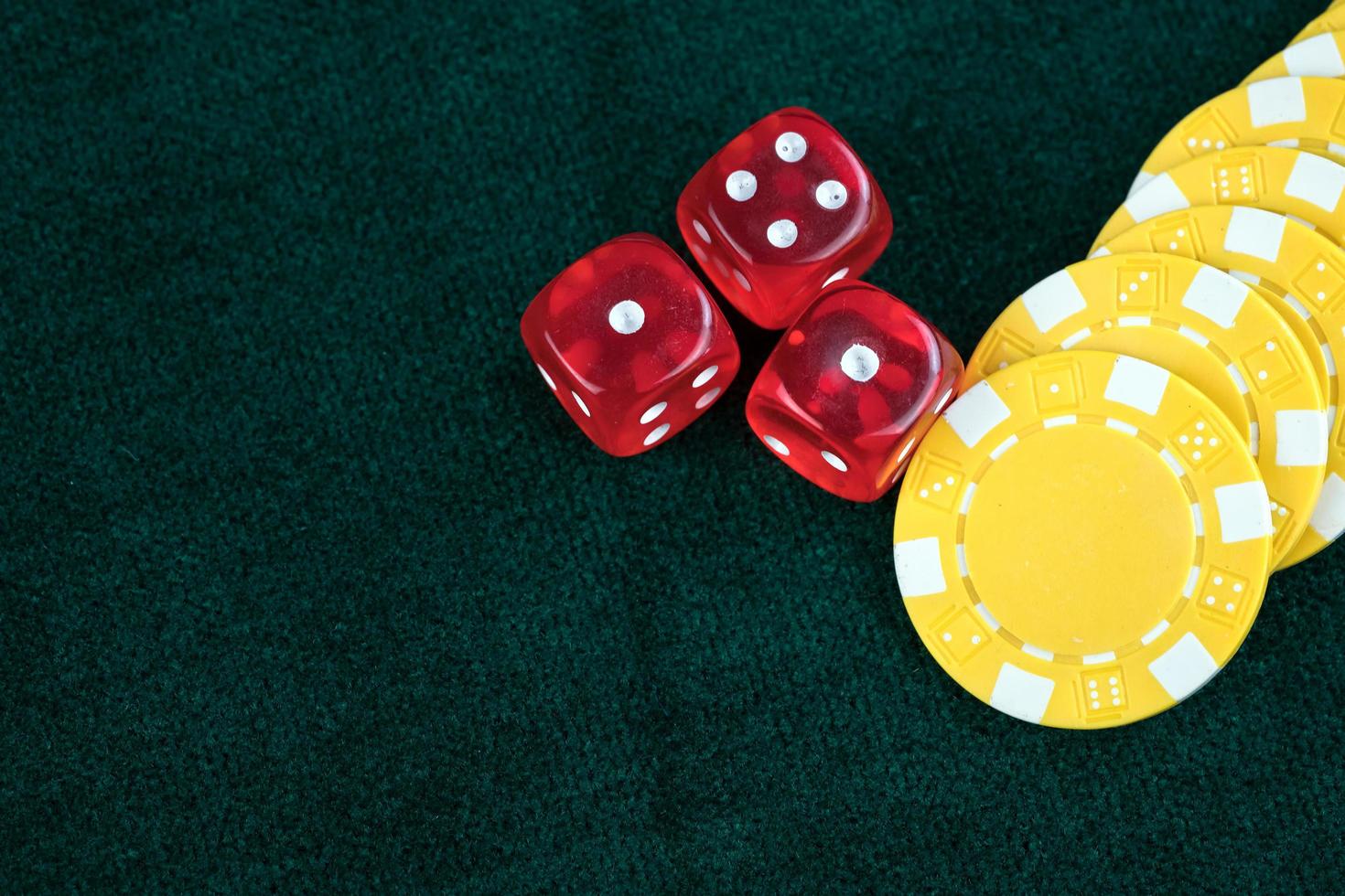 jeu de dés rouges et pièces d'argent de casino photo