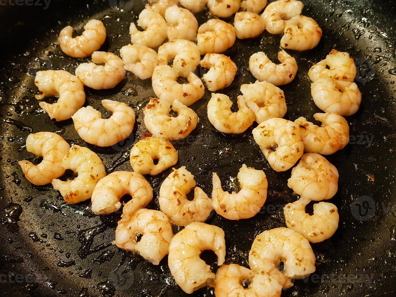 crevettes tigrées blanches dans une sauce aux arachides sur des spaghettis photo