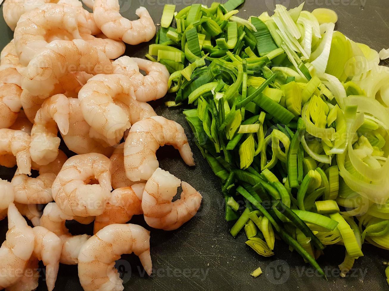 crevettes tigrées blanches dans une sauce aux arachides sur des spaghettis photo