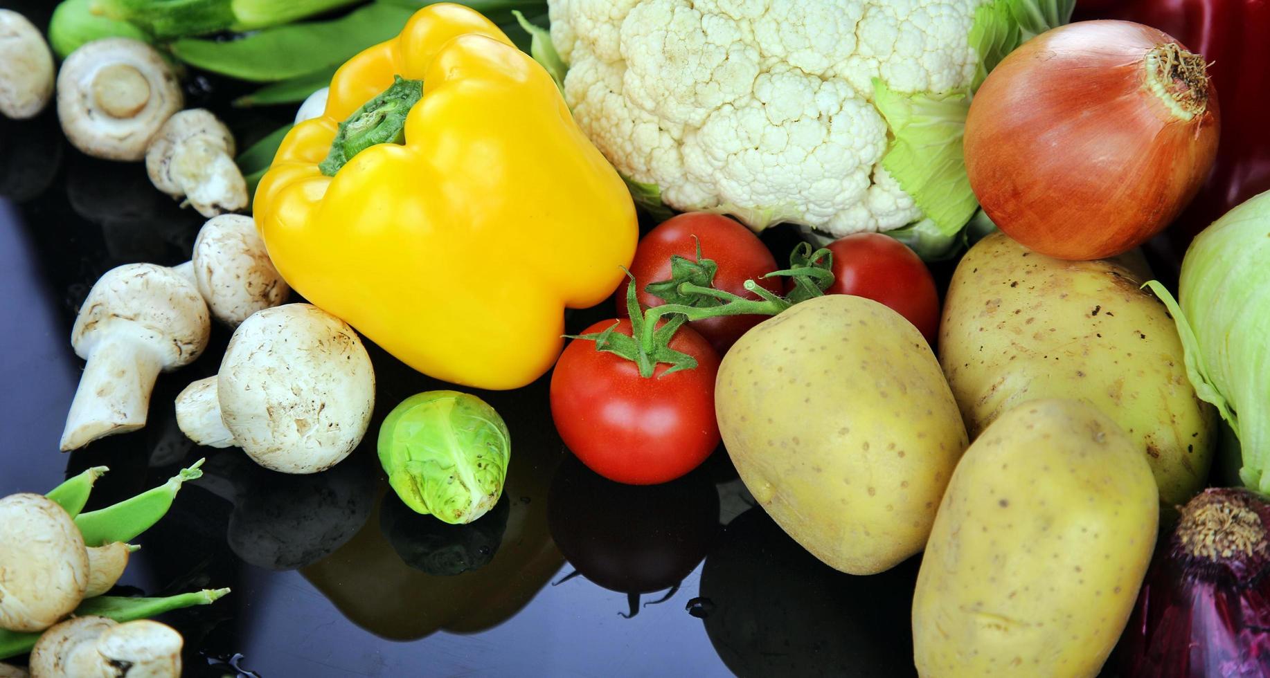 mélange frais et sain de composition de légumes crus photo