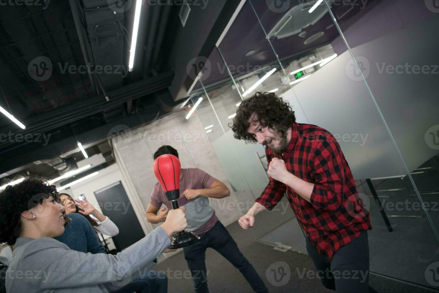 équipe commerciale multiethnique boxe au bureau photo